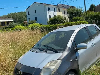 Usata Toyota Yaris 69 CV (50 kW) 2011 Grigio Utilitaria
