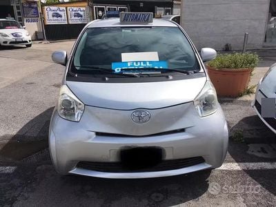 Begagnad Toyota iQ 98 HK (72 kW) 2012 Grå Halvkombi