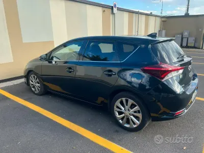 Usata Toyota Auris Lounge 112 CV (82 kW) 2017 Nero Berlina