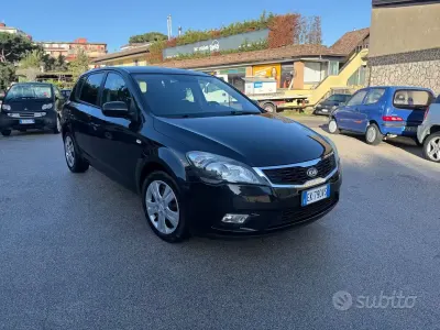 Usata Kia Ceed LX 90 CV (66 kW) 2011 Nero Utilitaria
