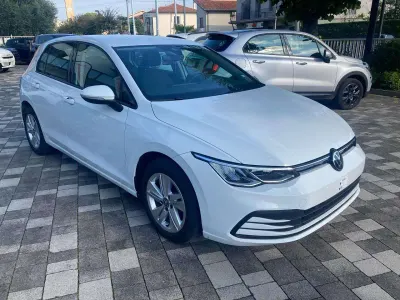 Usata VW Golf VIII Life 131 CV (96 kW) 2023 Bianco Berlina