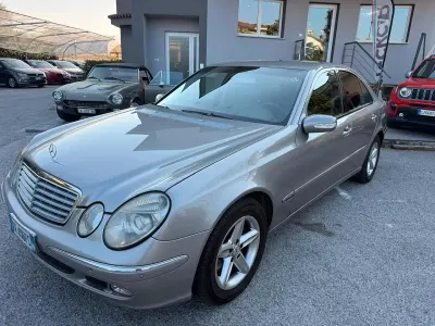 Usata Mercedes E270 Avantgarde 177 CV (130 kW) 2003 Argento Berlina