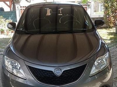 Begagnad Lancia Ypsilon Silver 69 HK (50 kW) 2016 Grå Halvkombi