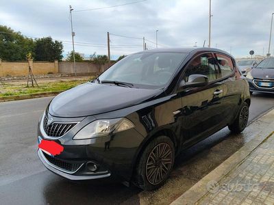 Usata Lancia Ypsilon Gold 70 CV (51 kW) 2022 Nero Utilitaria