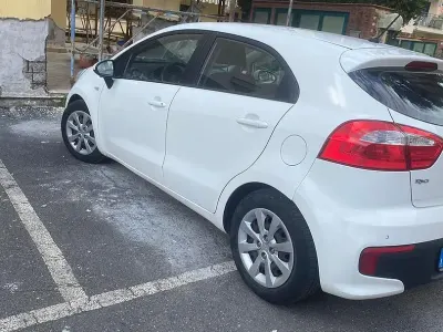 Usata Kia Rio 85 CV (62 kW) 2015 Bianco Berlina
