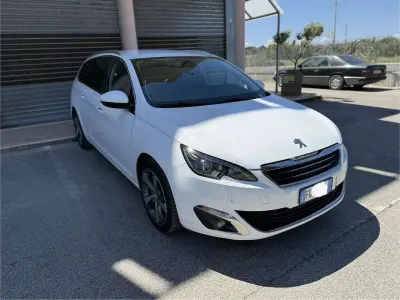 Begagnad Peugeot 308 SW Allure 120 HK (88 kW) 2016 Vit Kombi