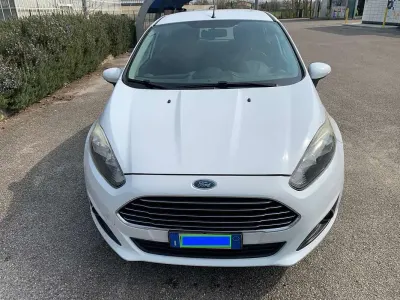Usata Ford Fiesta Business Edition 75 CV (55 kW) 2015 Bianco Utilitaria