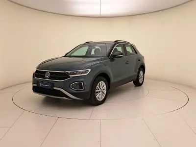 Usata VW T-Roc Life 150 CV (110 kW) 2025 Petroleum blue metallizzato nero SUV