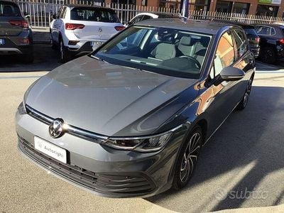 Usata VW Golf VIII Life 110 CV (80 kW) 2023 Grigio Berlina