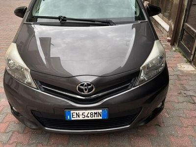 Usata Toyota Yaris 90 CV (66 kW) 2012 Grigio Utilitaria