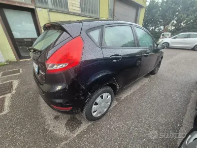 Usata Ford Fiesta 82 CV (60 kW) 2010 Nero Berlina