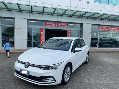 Usata VW Golf VIII Life 116 CV (85 kW) 2022 Bianco Berlina