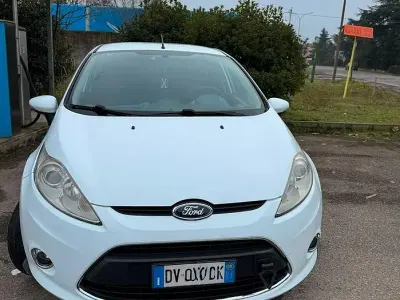 Usata Ford Fiesta 75 CV (55 kW) 2009 Bianco Utilitaria
