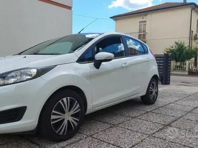 Usata Ford Fiesta 95 CV (69 kW) 2015 Bianco Utilitaria