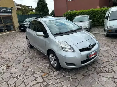Begagnad Toyota Yaris Luxury 69 HK (50 kW) 2009 Grå Halvkombi