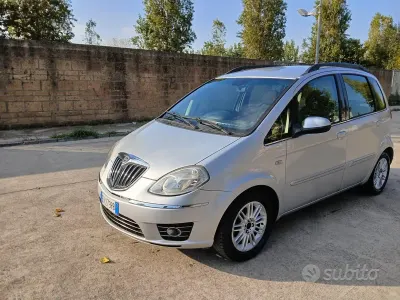 Käytetty Lancia Musa 95 HP (69 kW) 2011 Musta Tila-auto