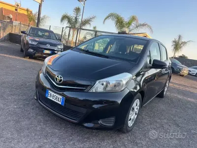 Usata Toyota Yaris Lounge 90 CV (66 kW) 2012 Nero Utilitaria