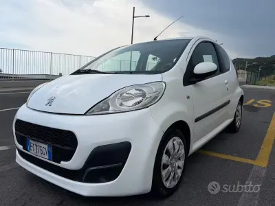 Usata Peugeot 107 68 CV (50 kW) 2014 Bianco Utilitaria