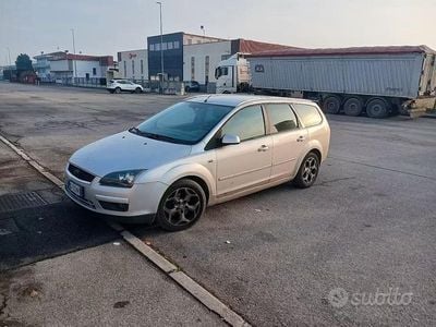 Usata Ford Focus 90 CV (66 kW) 2007 Grigio Station wagon