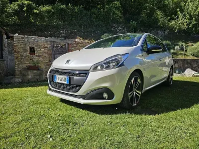 Usata Peugeot 208 GT-line 102 CV (75 kW) 2019 Bianco Utilitaria