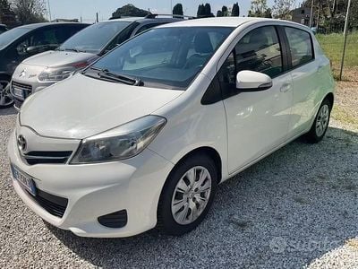 Begagnad Toyota Yaris Lounge 99 HK (72 kW) 2012 Vit Halvkombi