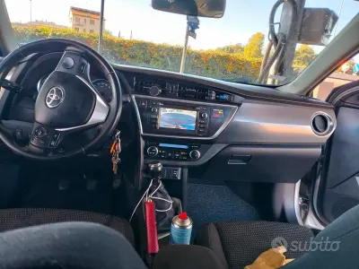 Usata Toyota Auris 90 CV (66 kW) 2014 Grigio Berlina
