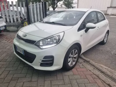 Usata Kia Rio Active 75 CV (55 kW) 2016 Bianco Utilitaria