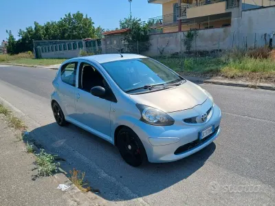 Usata Toyota Aygo Sol 68 CV (50 kW) 2006 Blu Utilitaria