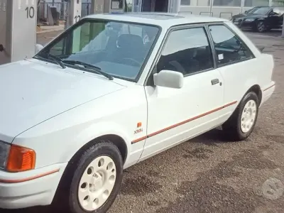 Usata Ford Escort 102 CV (75 kW) 1988 Bianco Berlina