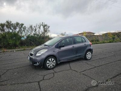 Usata Toyota Yaris 69 CV (50 kW) 2010 Grigio Utilitaria