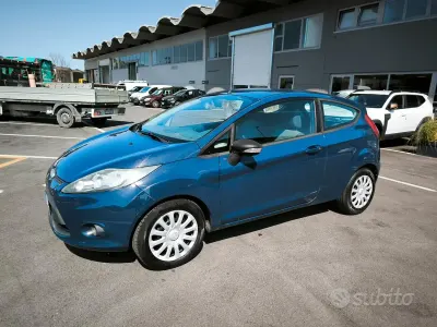 Usata Ford Fiesta 92 CV (67 kW) 2009 Bluazzurro Berlina