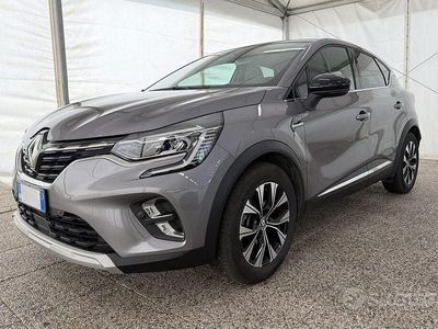 Usata Renault Captur Techno 145 CV (106 kW) 2023 Grigio SUV