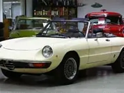 Begagnad Alfa Romeo Spider Veloce 127 HK (93 kW) 1982 Beige Cab