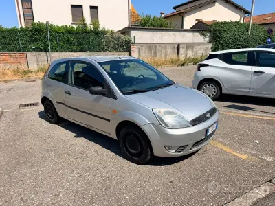 Usata Ford Fiesta 68 CV (50 kW) 2004 Grigio Utilitaria