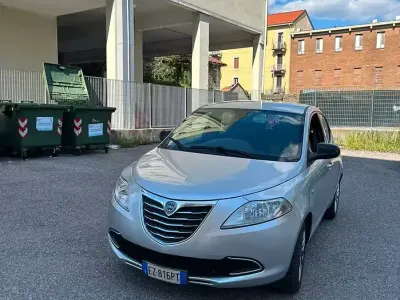 Usata Lancia Ypsilon 60 CV (44 kW) 2015 Grigio Utilitaria