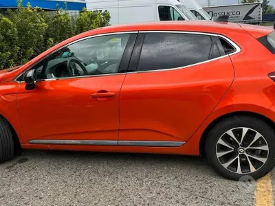 Usata Renault Clio V Techno 101 CV (74 kW) 2023 Arancione Berlina