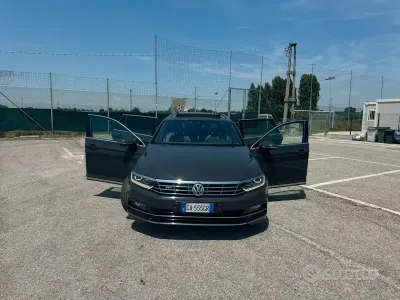 Usata VW Passat R-line 240 CV (176 kW) 2016 Grigio Station wagon