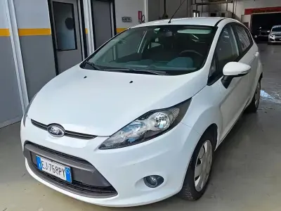 Usata Ford Fiesta 92 CV (67 kW) 2011 Bianco Berlina