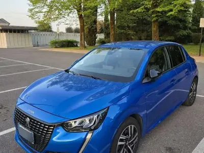 Usata Peugeot 208 Allure 101 CV (74 kW) 2022 Blu Utilitaria