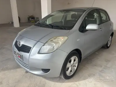 Usata Toyota Yaris 69 CV (50 kW) 2007 Grigio Utilitaria