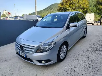 Usata Mercedes B180 Executive 109 CV (80 kW) 2013 Grigio chiaro Utilitaria