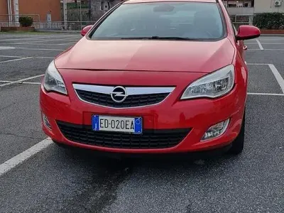 Usata Opel Astra 115 CV (84 kW) 2010 Rosso Berlina
