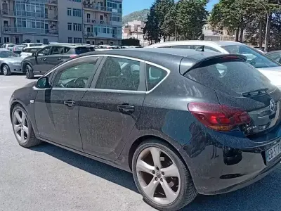 Usata Opel Astra 125 CV (91 kW) 2011 Berlina