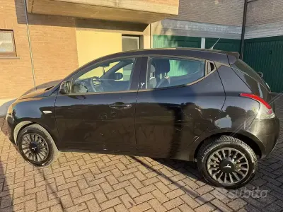 Usata Lancia Ypsilon 80 CV (58 kW) 2015 Nero Utilitaria