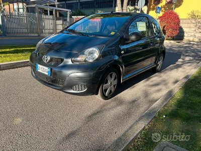 Usata Toyota Aygo Sol 68 CV (50 kW) 2009 Grigio Utilitaria