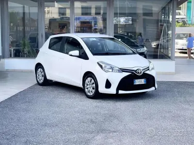 Usata Toyota Yaris 69 CV (50 kW) 2015 Grigio Utilitaria