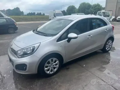Usado Kia Rio 75 CV (55 kW) 2014 Gris Berlina