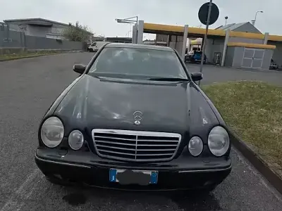 Usata Mercedes E320 Elegance 197 CV (144 kW) 2001 Nero Berlina
