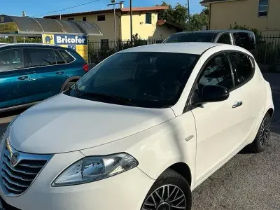 Usata Lancia Ypsilon 69 CV (50 kW) 2015 Bianco Utilitaria