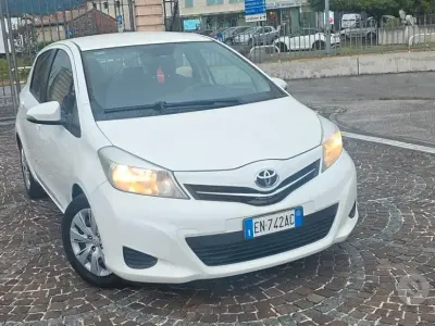 Second-hand Toyota Yaris Active 90 CP (66 kW) 2012 Alb Hatchback